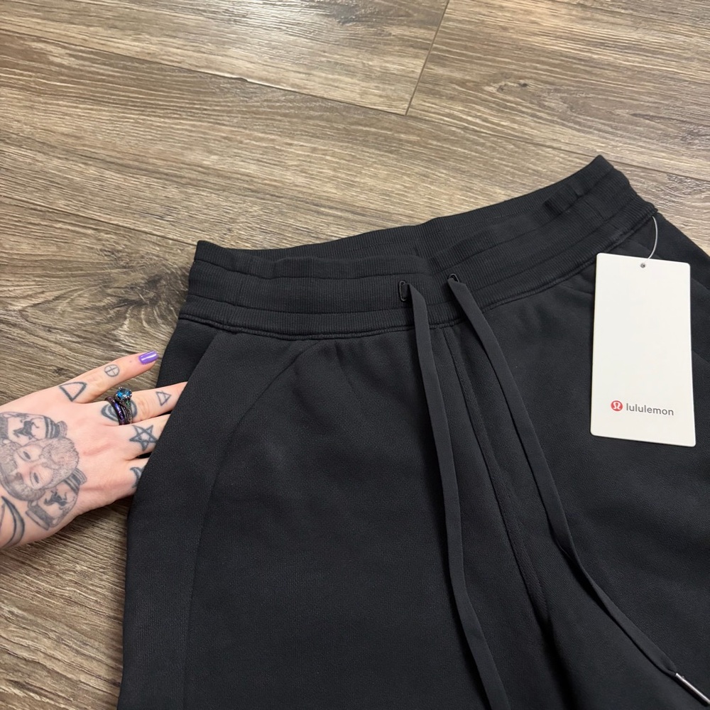 NWT Lululemon Scuba High-Rise Short 5" (Black) Size 4 - Picture 5 of 7